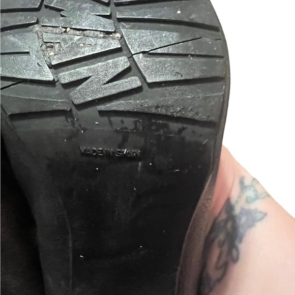 Stuart Weitzman gray and black leather cap toe pumps - Picture 7 of 11